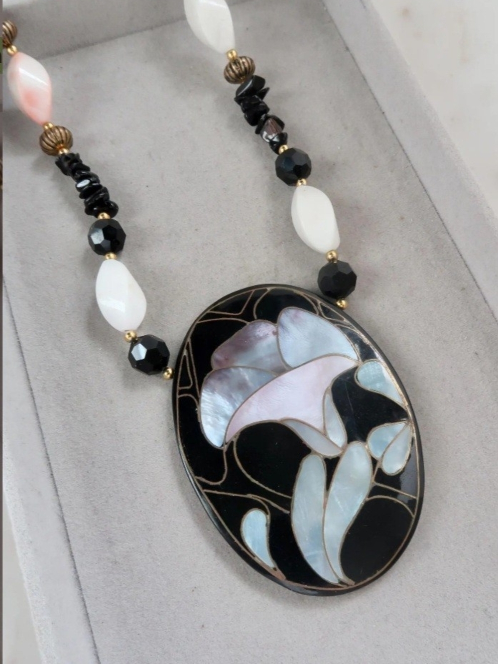 Vintage  Elegant Mother-of-Pearl Inlay Oval Pendant Necklace - Black & White